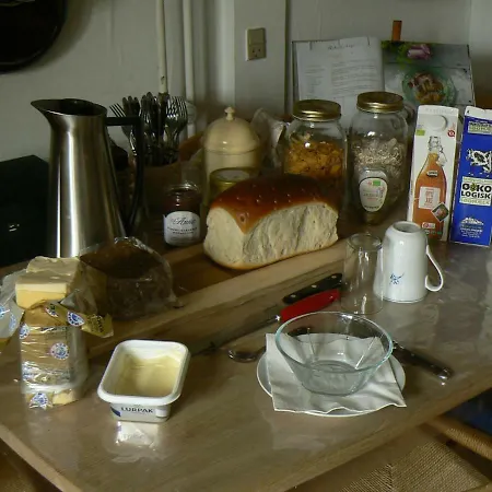 לינה וארוחת בוקר Aakirkeby *